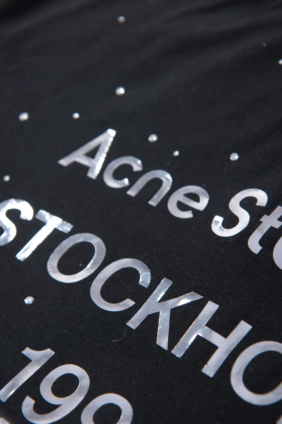 95 Acne Studios, as a fashion brand from Stockholm, Sweden, is not only a typical representative of Nordic minimalist style, but also has become a recognized fashion leader in the fashion industry through artistic processing and sublimation based on the cold style. Color: Black White ACNE long-sleeved liquid silver limited to North America. Fabric: Made of customized G 32s 85% slub cotton + 15% linen blended fabric, which feels comfortable on the upper body. Custom-woven and dyed yarn. Process: The logo is printed with specially imported screen glue. The hot-drilling part uses pure manual positioning and high-temperature hot-drilling process, which is full of three-dimensional and perfect details. Details: All accessories are customized. The level of fineness can be compared with domestic. Cross-border special Size chart: S (bust 58) Length 68.5, sleeve length 67.5, shoulder width 51.5) M (chest 60, length 70.5, sleeve length 68.5, shoulder width 53) L (chest 62, length 72.5, sleeve length 69.5, shoulder width 54.5) XL (chest 64, length 74.5, sleeve length 70.5, shoulder width 56) It is recommended to be under 175cm, 80-140kg S 173-179cm, 140-160kg M 178-185cm, 160-180kg L 183-188cm, 180kg XL